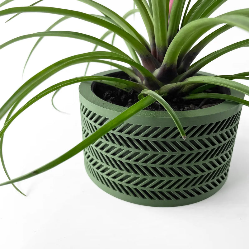Load image into Gallery viewer, The Quen Planter Pot with Drainage Tray | Modern and Unique Home Decor for Plants and Succulents
